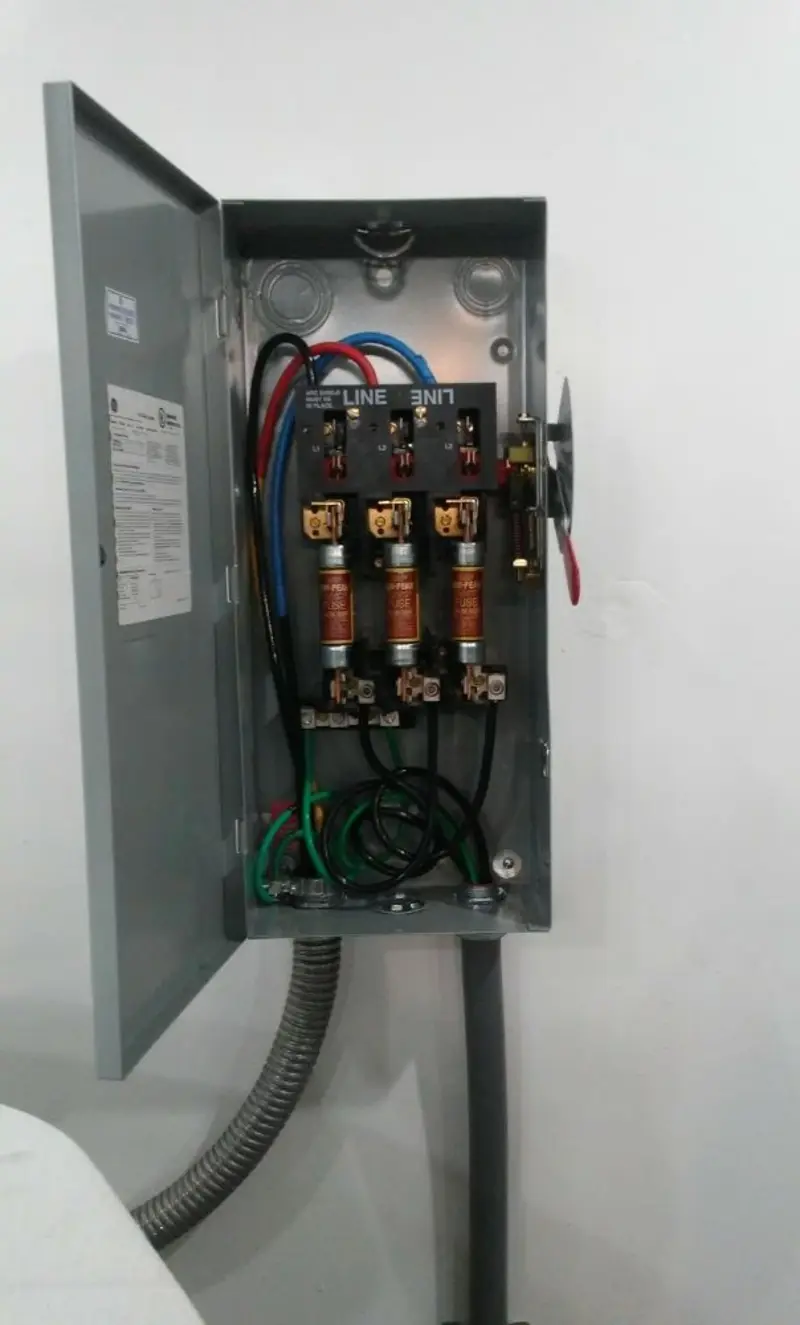 Three-phase disconnect switch installed for Smoke Detector Installation in Jesup